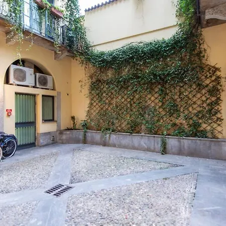 Luxury Apt In Duomo Navigli بيت للعطل